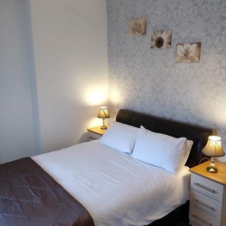 Number 47 Apartment Лъндъндери Екстериор снимка